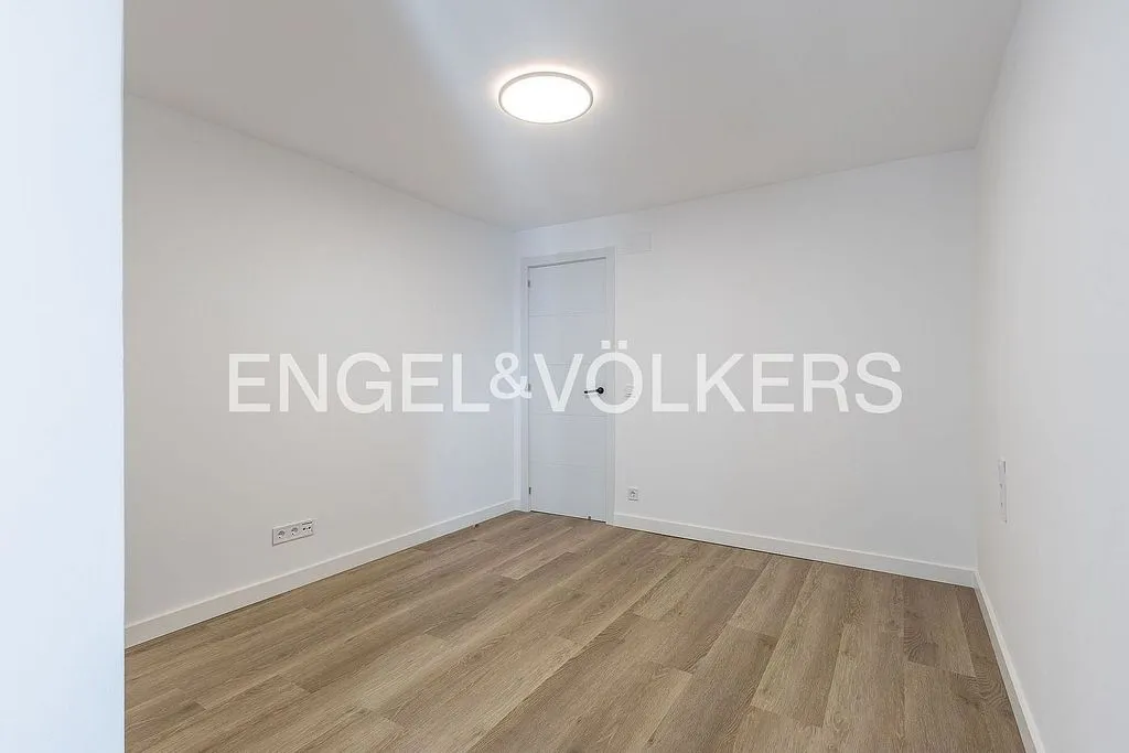 Chambres - Apartment with Balcony in Collblanc, Barcelona