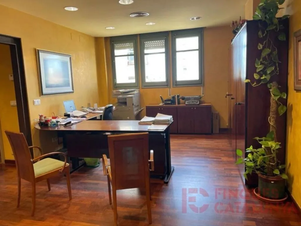 Bureau - Convertible Office Space in Central Girona