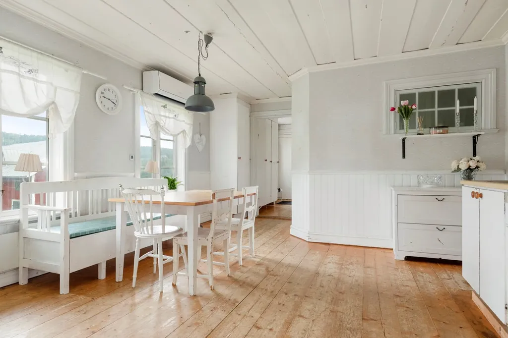 Salle à manger - Well-Preserved Villa with Nature Access on Indalsvägen