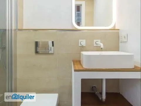 Salles de bain - Modern Flat with High Ceilings in Comillas, Madrid