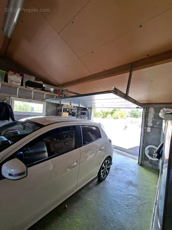 Garage - Maison Rénovée avec Piscine à Mirande