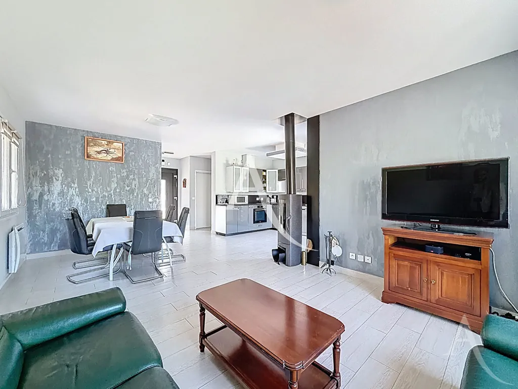 Elutuba - Contemporary House with Pool in Brioudes