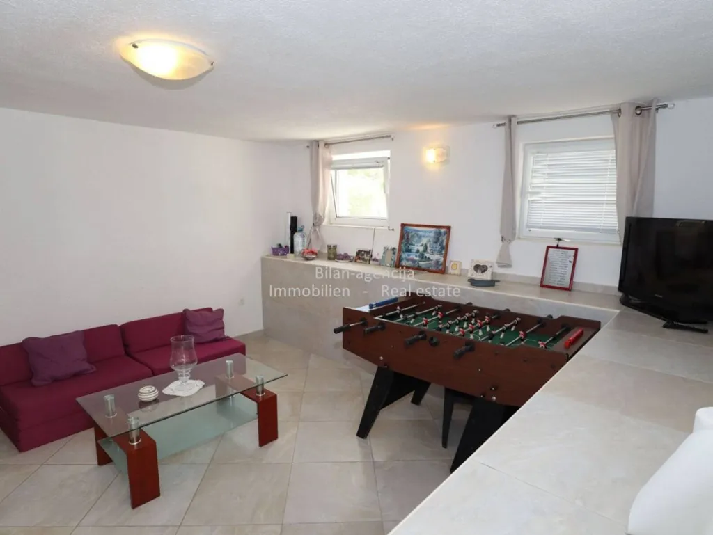 Elutuba - Two-Floor Apartments with Garden in Vodice