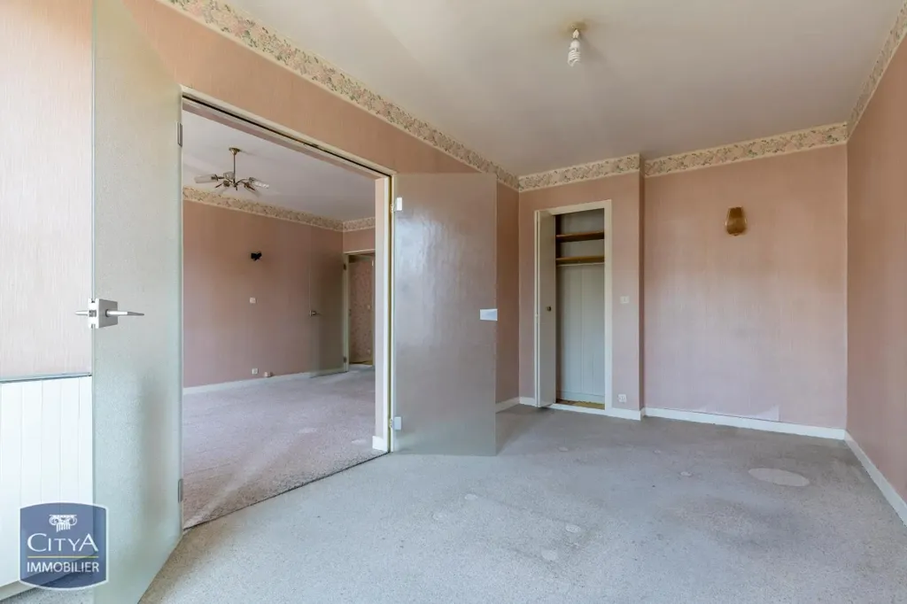 Toad - Spacious 4-Piece Flat with Balcony in Guéret