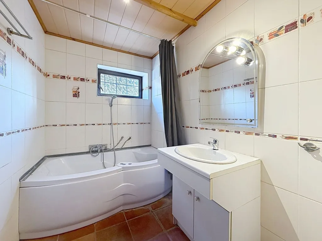 Bagni - House with Terrace in Quiet Residential Area, Courcelles