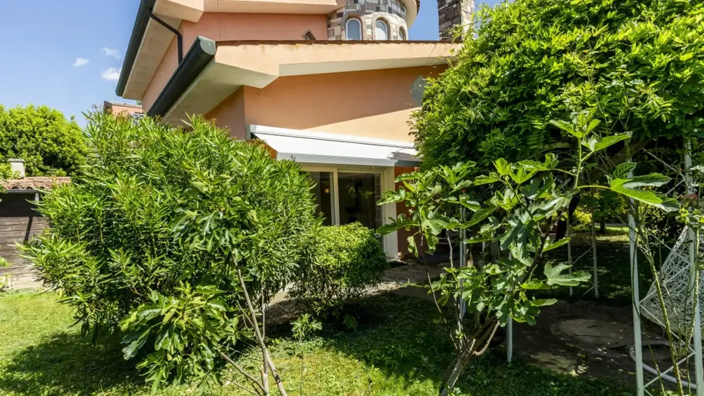 Aed - Villa with Private Garden in Due Carrare