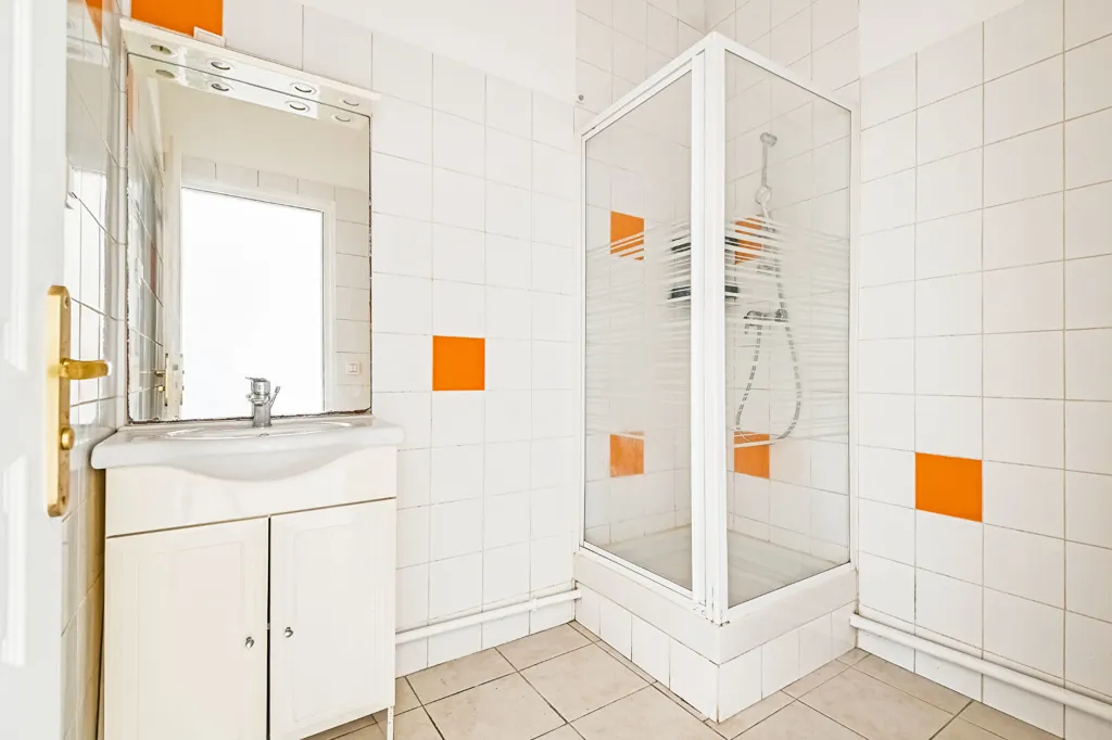 Vannitoad - 2-Bedroom Flat with Courtyard View in Paris