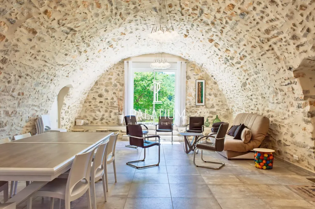 Dining Room - Rustic Bastide with Mountain View near Sisteron