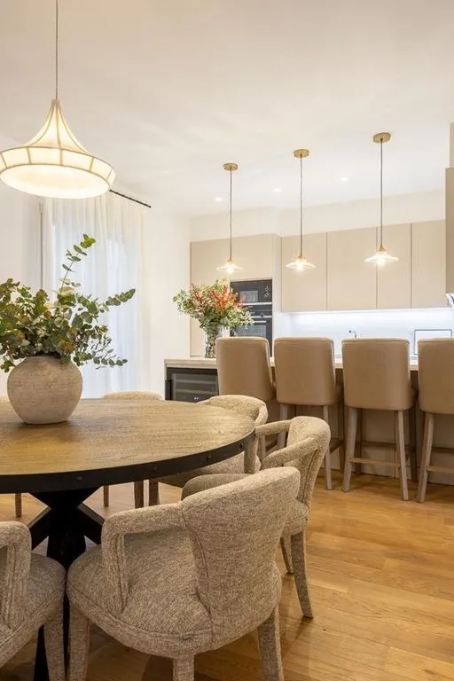Söögituba - Luxury East-Facing Apartment in JERONIMOS, Madrid