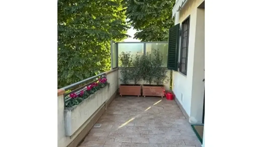 Balcony - Rear-Accessed Trilocale with Terrace in Florence