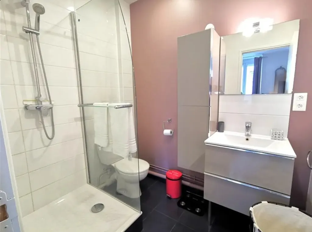 Salles de bain - Studio Meublé Rénové à Lorient