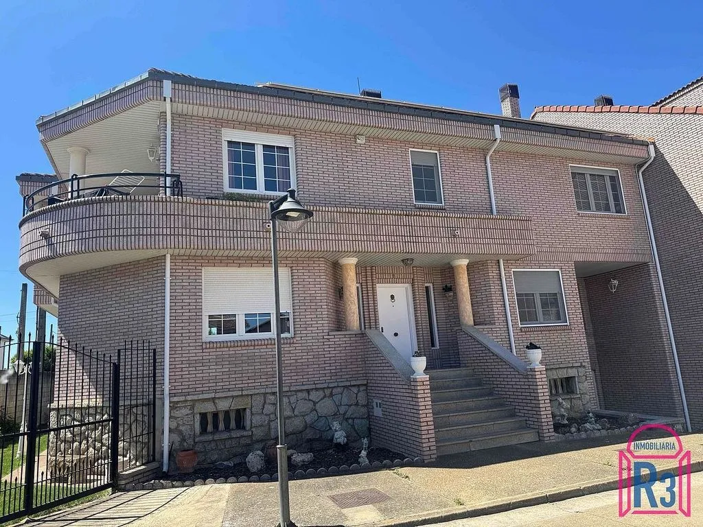 Välivaade - Semi-detached House with Pool in Villaquilambre