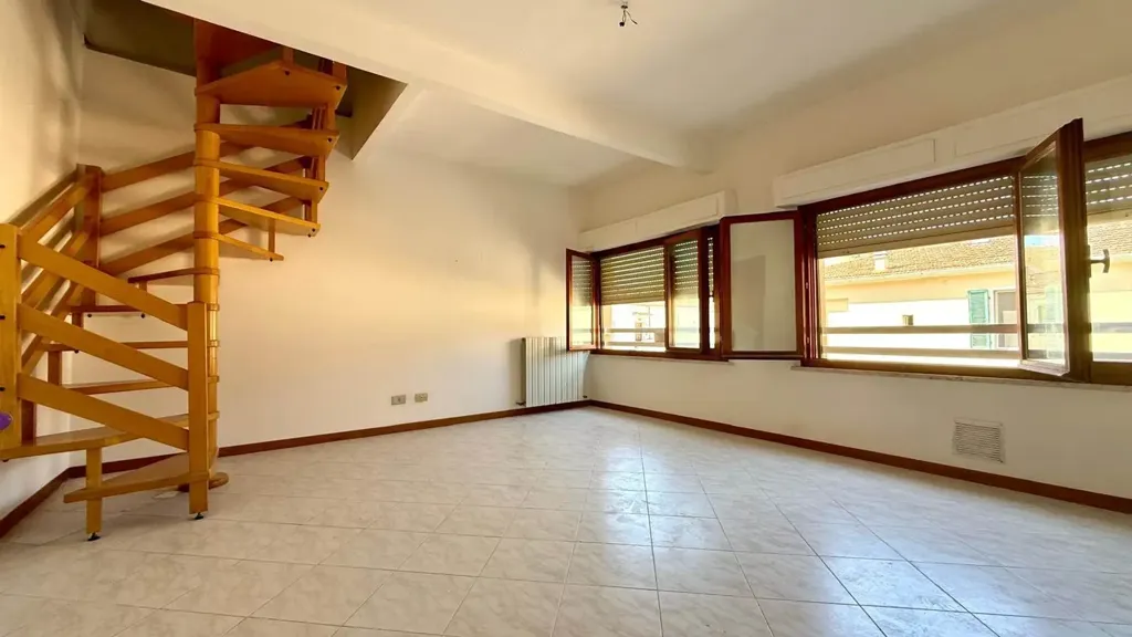 Elutuba - Two-Level Apartment with Terrace in Cecina
