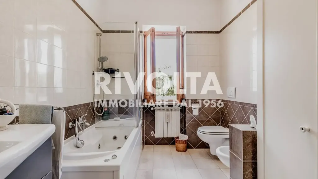 Salles de bain - Terraced Villa with Panoramic Terrace in Guidonia Montecelio