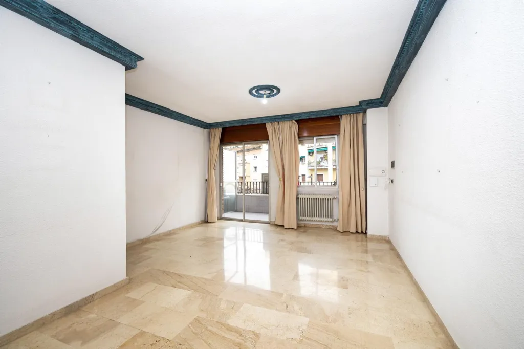 Pièces - Apartment for Renovation in Granada Centre