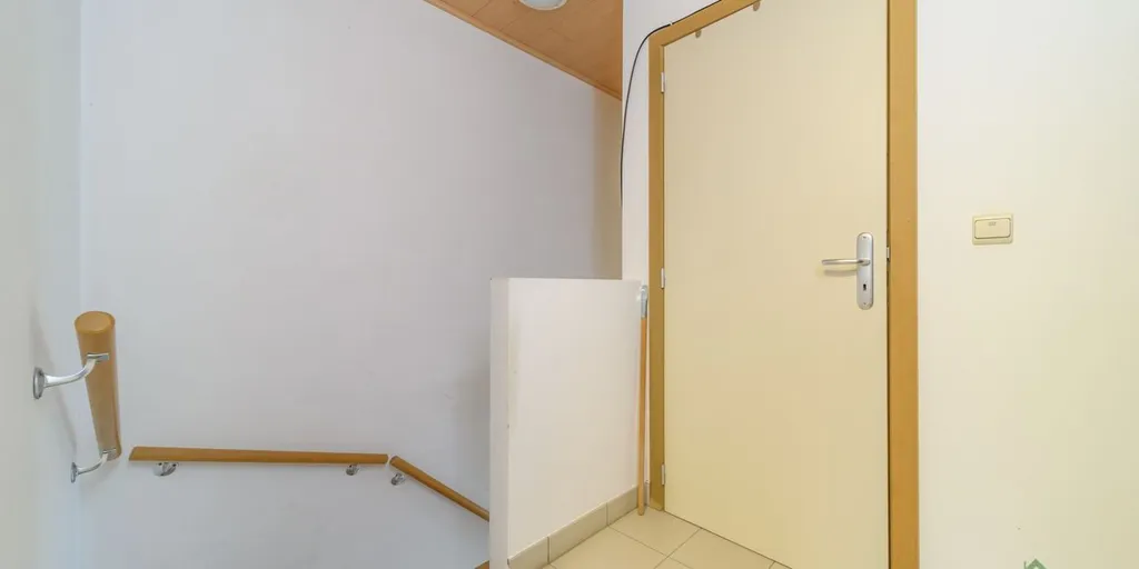 Hallway - Modern Terraced House with Garden in Izenberge