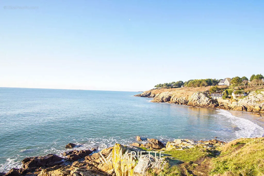 Aed - Buildable Plot with Coastal Access in Kerascoët