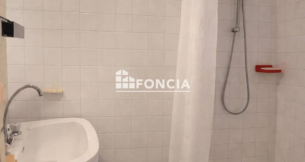 Bagni - Charming 3-Piece with Ascender in Paris