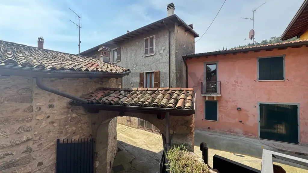 Garden - Independent House with Private Courtyard in Gavardo