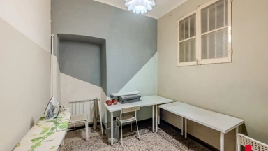 Bureau - Spacious Apartment with South-East View in Genoa