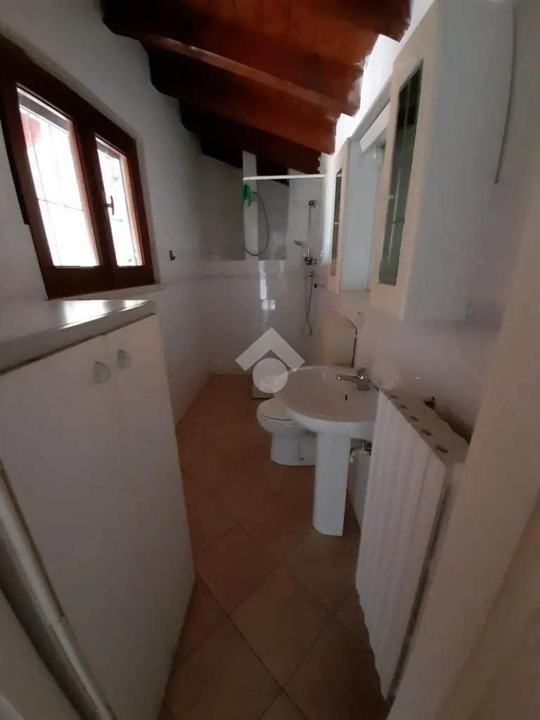 Salles de bain - First Floor Flat with Portico in Brescia
