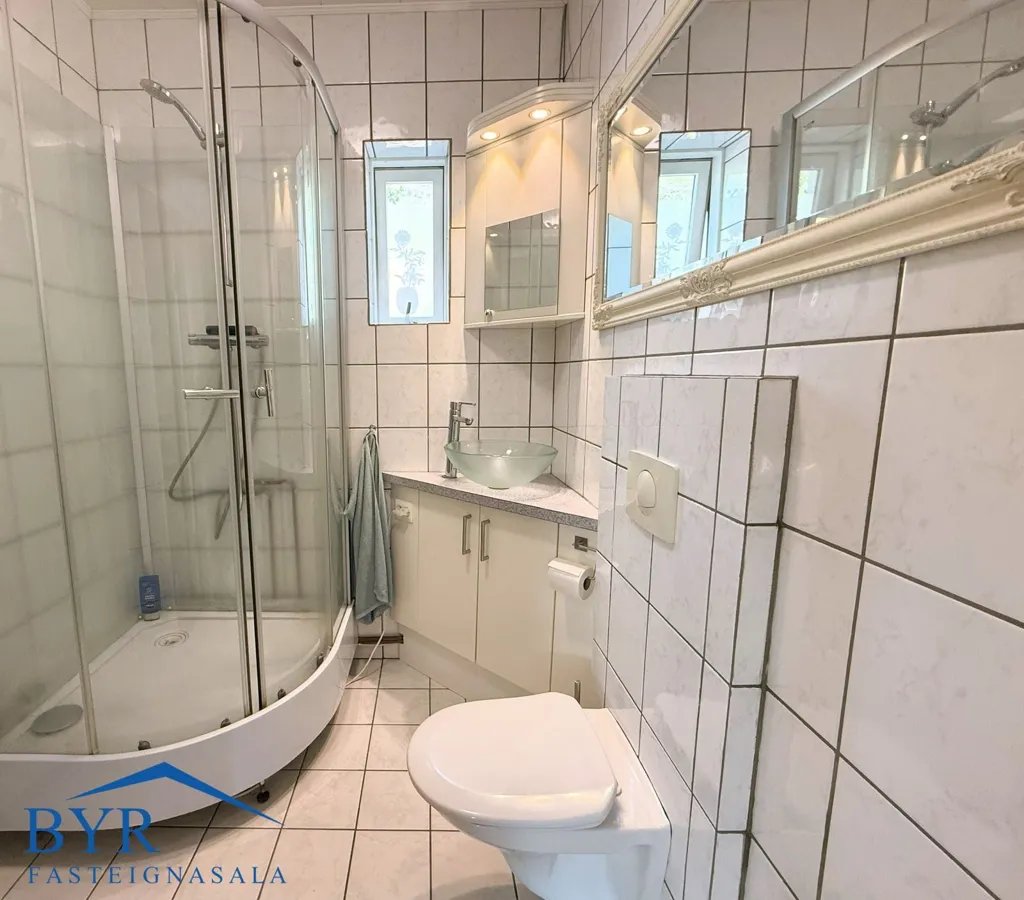 Salles de bain - Duplex with Fireplace in Neskaupstaður