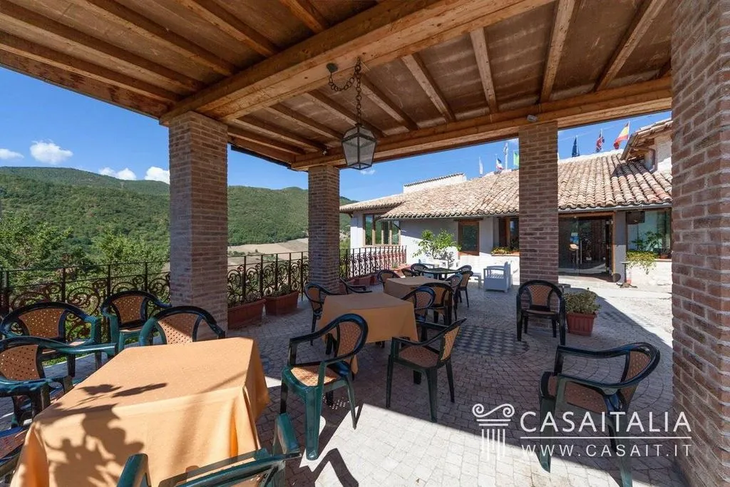 Terrass - Restored Castle Resort with Mountain Views, Spoleto