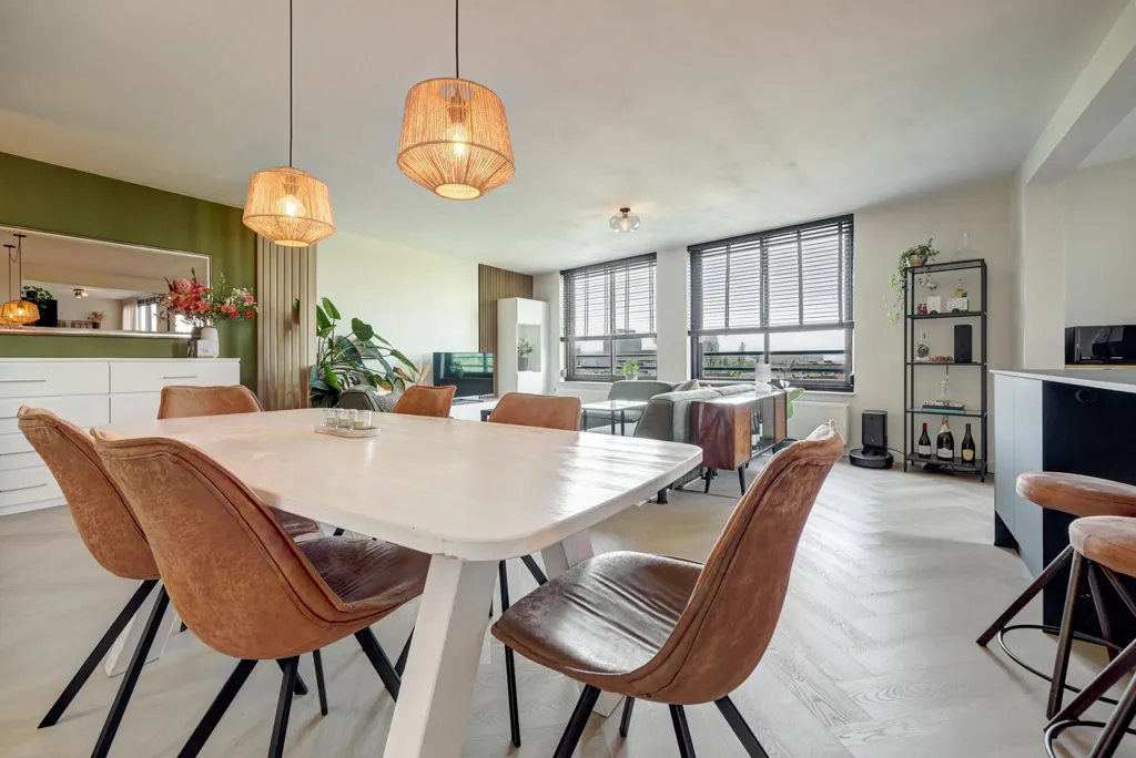 Sala da pranzo - Modernised 3-Bedroom Apartment with Balcony in Westerpark