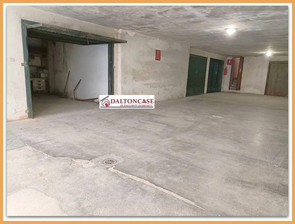 Garaaž - Spacious Apartment with Balcony in Fossano