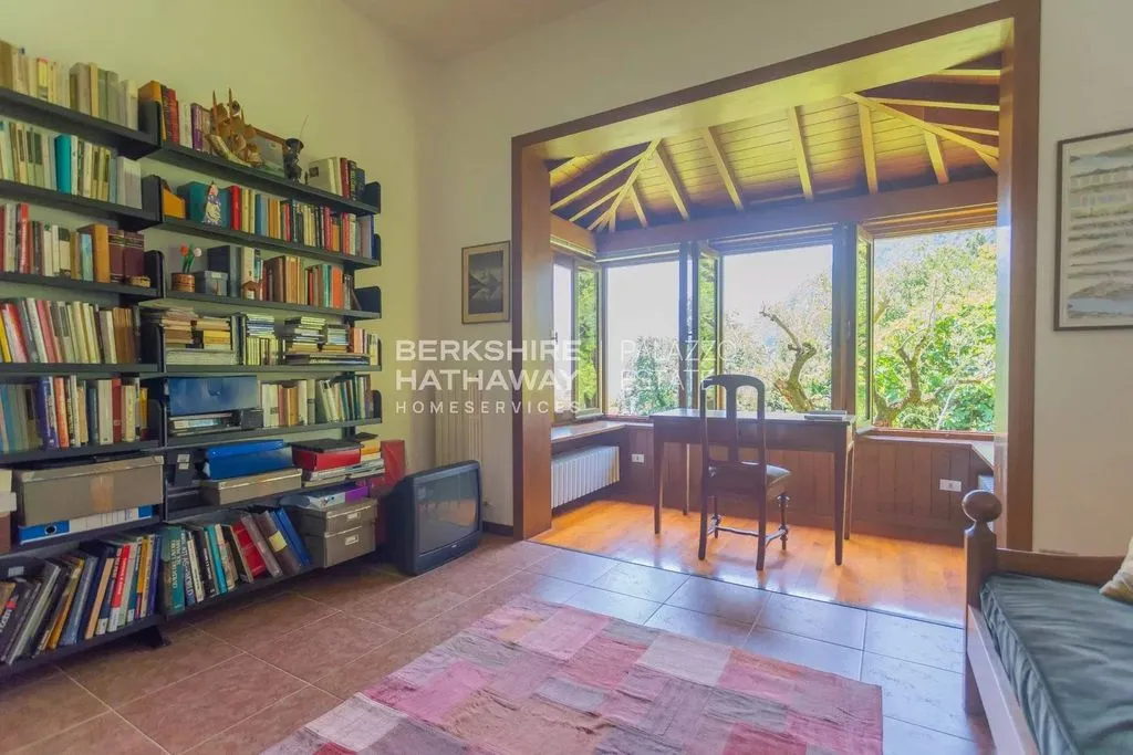 Bureau - Luxury Villa with Lake Views in Bellagio