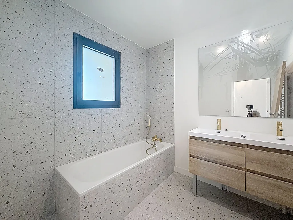 Salles de bain - Maison Contemporaine avec Jardin à Suresnes