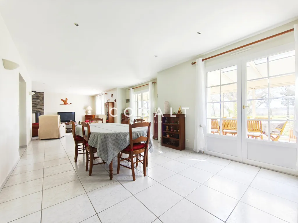 Salle à manger - Maison d'Architecte avec Piscine en Campagne près du Gâvre