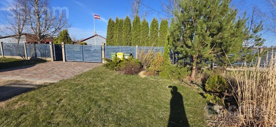 Jardin - Modern House with Garden in Inčukalns