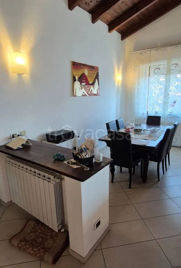 Sala da pranzo - Rustic Bifamily Villa with Garden in Trecate