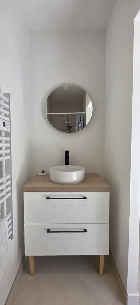 Salles de bain - Maison Contemporaine avec Piscine à Tourrette-Levens