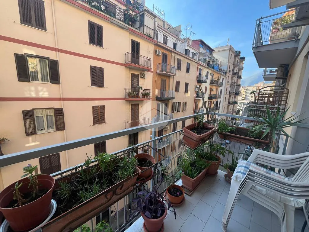 Balcon - 1970s Apartment with Balcony in Palermo