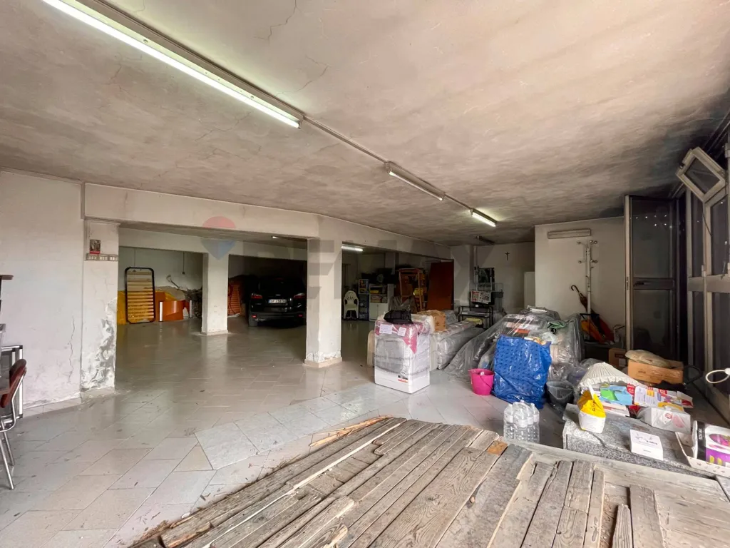 Garage - Garage/Storage in Mineo with Multiple Entrances