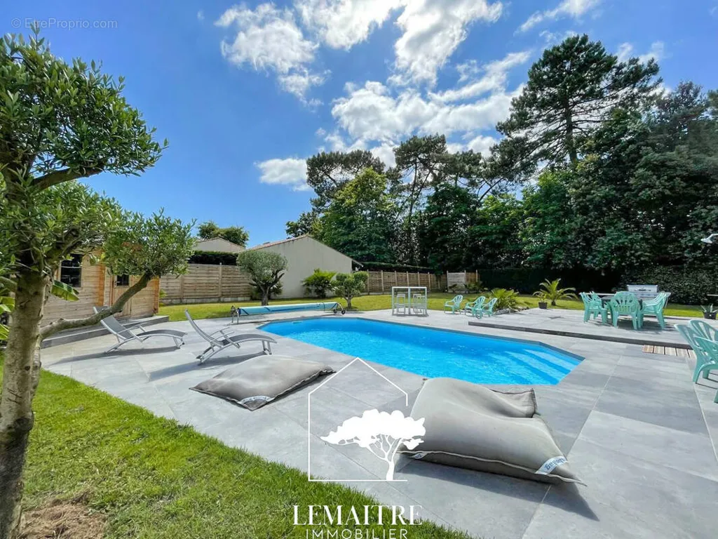 Piscine - Maison Contemporaine avec Piscine aux Mathes
