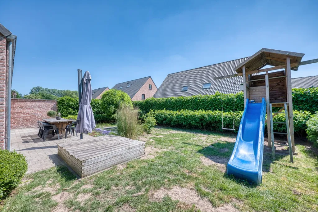 Aed - Semi-Open House with Garden near Centre