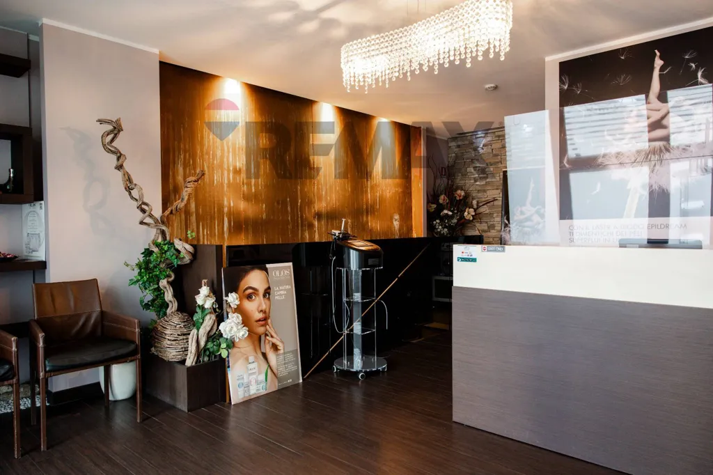 Entrée - Commercial Space with Parking in Concorezzo