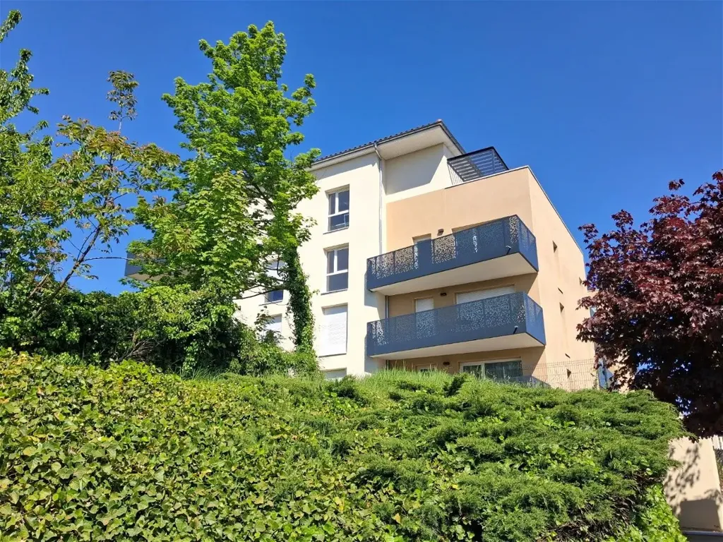 Välivaade - 3-Bed Apartment with Balcony in Jassans-Riottier