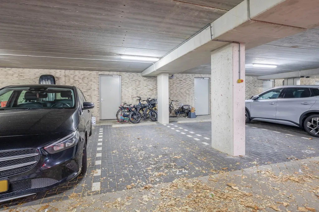 Garage - Modern Flat with Balcony and Rooftop in Delfshaven