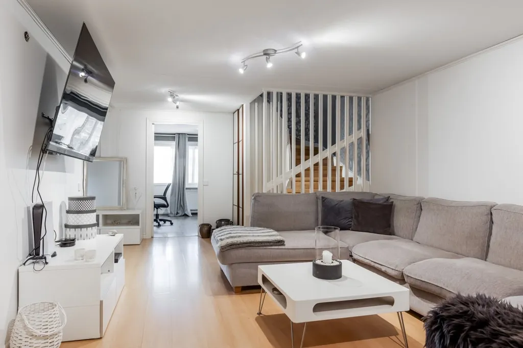 Elutuba - Two-Storey Villa with Garden in Hovsta