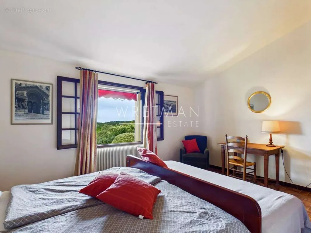 Chambres - Maison avec Vue sur la Campagne à Tourtour