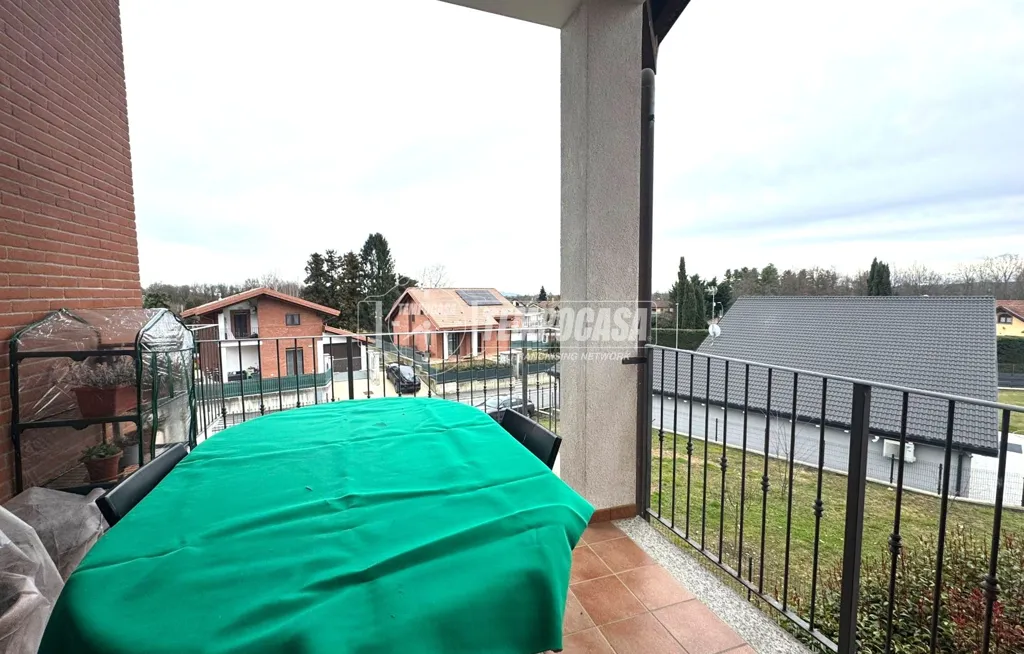 Rõdu - Modern Apartment with Triple Aspect View in Givoletto
