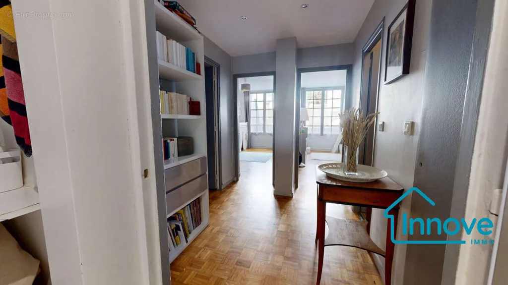 Entrée - Appartement avec Ascenseur et Parking à Versailles