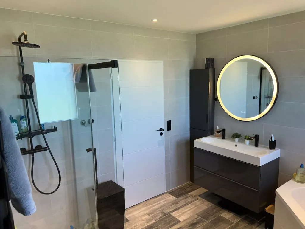 Salles de bain - Maison Contemporaine avec Prestations Haut de Gamme à Proximité des Commodités