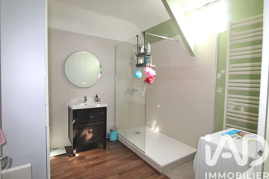 Salles de bain - Appartement Familial avec Grenier Aménageable au Centre de Lisieux