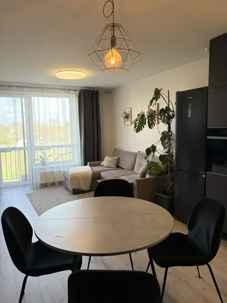 Söögituba - Three-Bedroom Flat with Balcony in Pašilaičiai