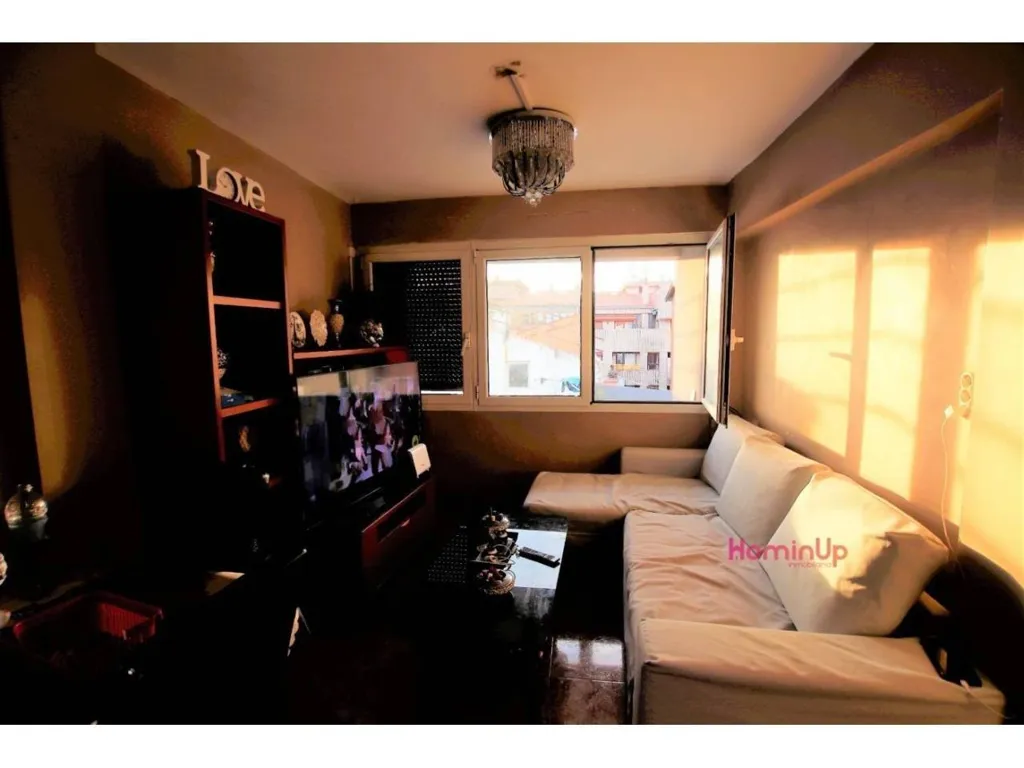 Elutuba - Three-Bedroom Apartment with High Ceilings in Bilbao